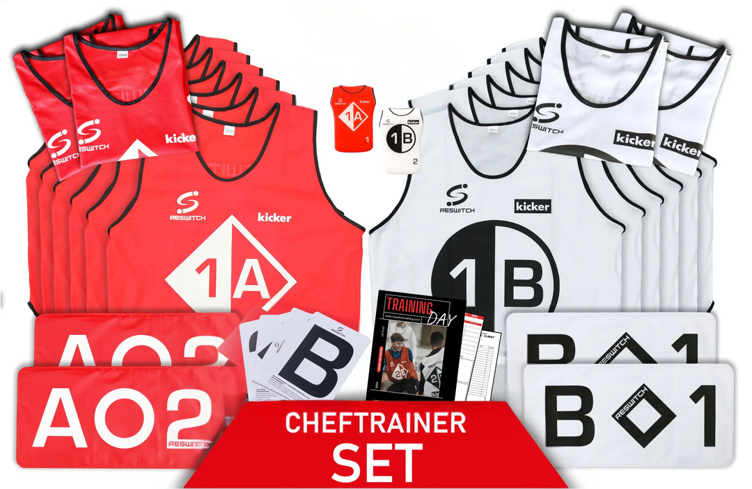 Das RESWITCH Pro-Coach Set von matchconcept UG besteht aus roten und weißen Sportlatzhosen mit Buchstaben und Zahlen, passenden RESWITCH Cards, Klemmbrettern und Fußball-Trainingszubehör, alles auf weißem Hintergrund. CHEFTRAINER SET erscheint unten.