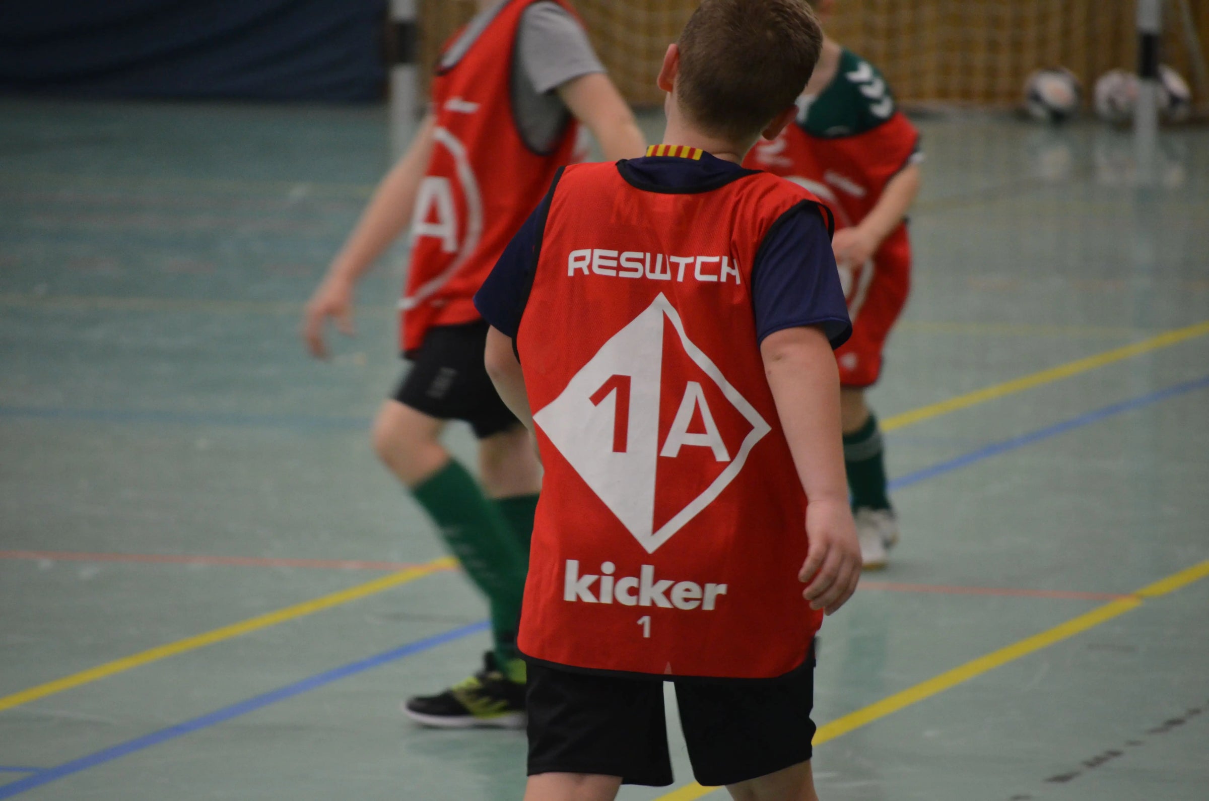 Junge im RESWITCH Leibchen