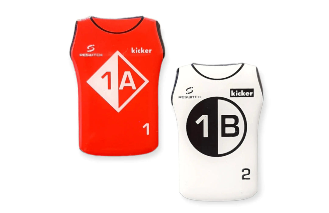 Das RESWITCH Pro-Coach Set von matchconcept UG enthält zwei Mini-Sporttrikots (RESWITCH Cards): ein rotes mit weißer Raute (1A) und ein weißes mit schwarzem Kreis (1B), beide mit Nummern und Logos - ideales Fußball Trainingszubehör.