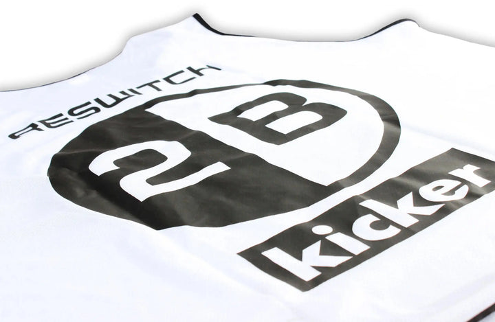 Das RESWITCH Pro-Coach Set von matchconcept UG beinhaltet ein weißes Sportlätzchen mit fetter schwarzer "2B" im Kreis, "kicker" darunter und Teiltext "RESWITCH" - ideal als Trainingszubehör Fußball oder zur Verwendung mit RESWITCH Cards.