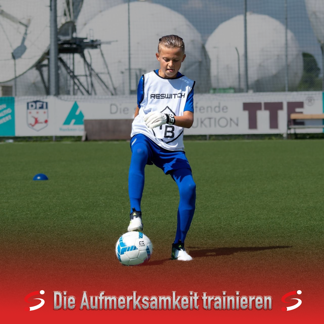 Fussballspieler trainiert mit reswitch-Leibchen