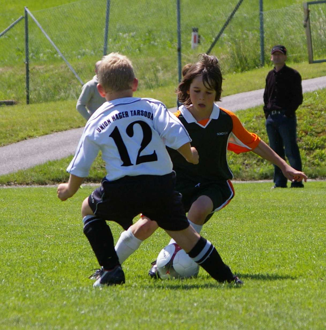 2 Fussballspieler spielen Fussball, im 1 gegen 1