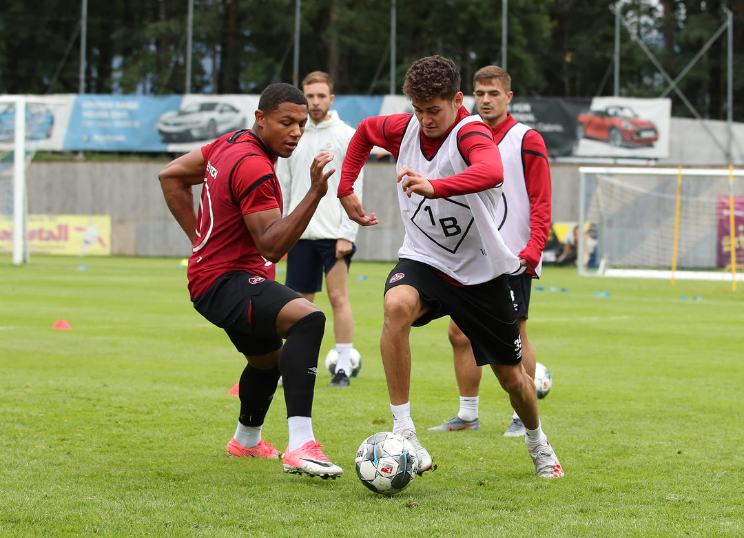 Auf diesem Bild ist zu sehen wie die Fussballspiler aus dem Profiverein 1. FC Nürnberg mit den Reswitch-Leibchen trainieren