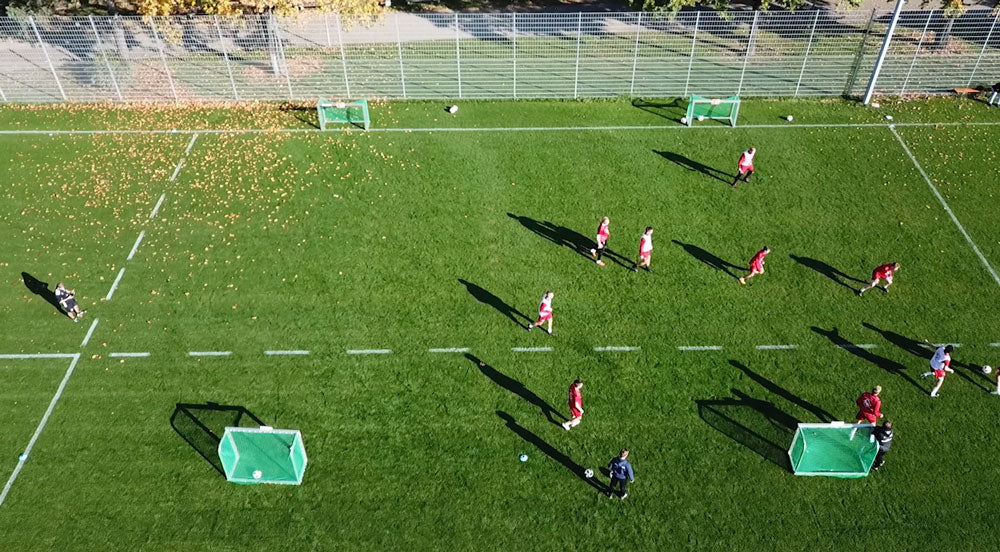 Auf diesem Bild zu sehen ist ein Training von Fussballspielern das von einer Drohne aus augenommen worden ist, die Spieler tragen die Reswitch-Leibchen