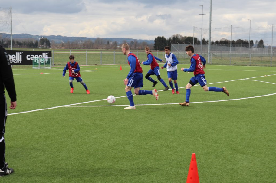 Zu sehen ist ein Fussballtraing mit Reswitch-Leibchen