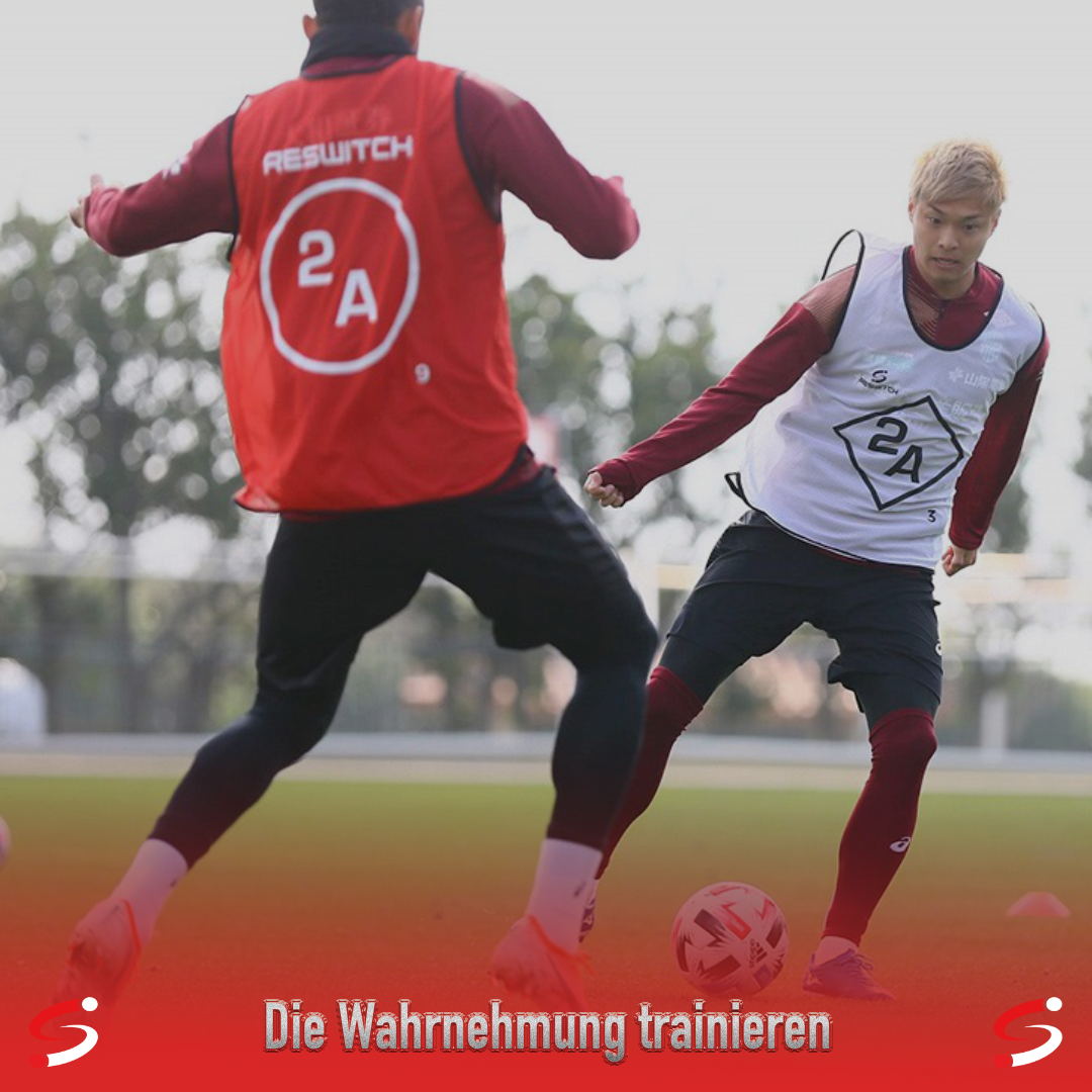 2 Fussbalspieler beim Training mit Reswitch-Leibchen