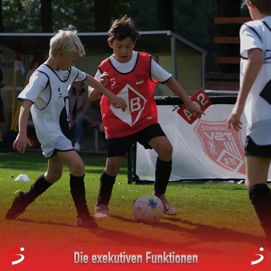 Kinder spielen Fußball mit RESWITCH-Leibchen