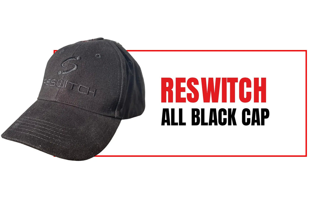 Die RESWITCH All Black Cap von matchconcept UG ist eine schwarze Baseballkappe mit "RESWITCH" und einem aufgestickten Logo auf gebürsteter Baumwolle, daneben fetter roter und schwarzer Text mit der Aufschrift RESWITCH ALL BLACK CAP auf weißem Hintergrund.