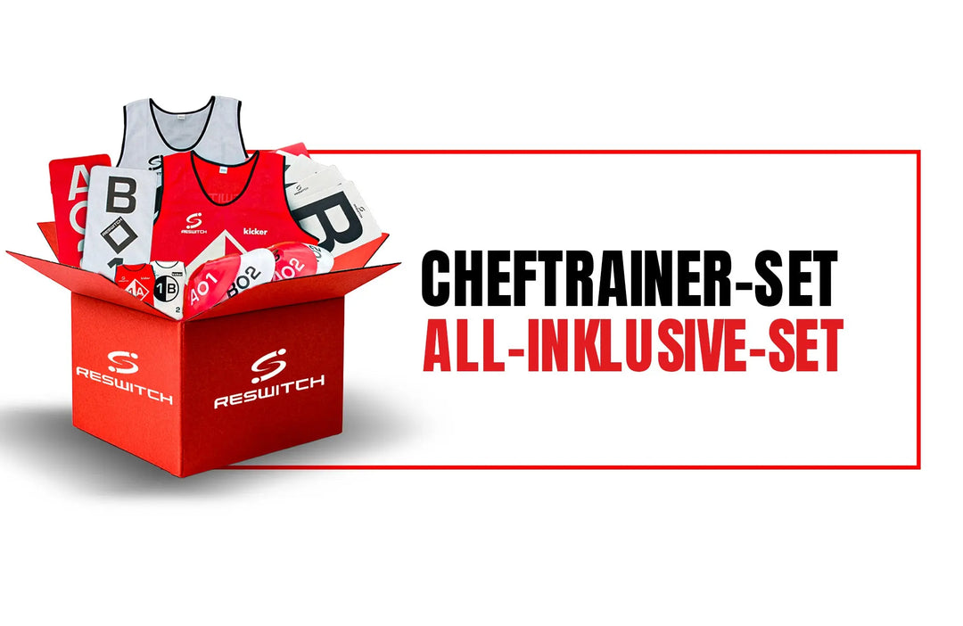 Ein rotes RESWITCH Cheftrainer-Set von matchconcept UG enthält Trainingsleibchen, RESWITCH Hütchen, Karten und Würfel. Daneben steht in fetter schwarzer und roter Schrift "CHEFTRAINER-SET ALL-INKLUSIVE-SET".