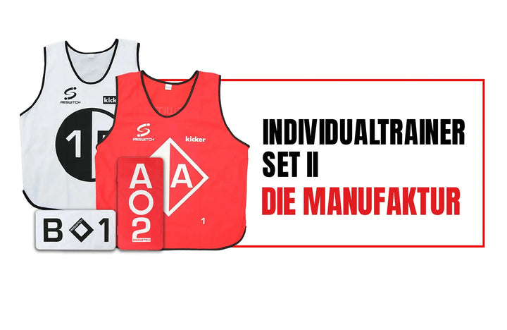 Abgebildet sind zwei RESWITCH-Individualtrainer-Set II Leibchen von matchconcept UG, ein weißes und ein rotes Leibchen mit Nummernschildern, auf weißem Hintergrund. Perfekt für Individualtraining oder Kleingruppentraining.