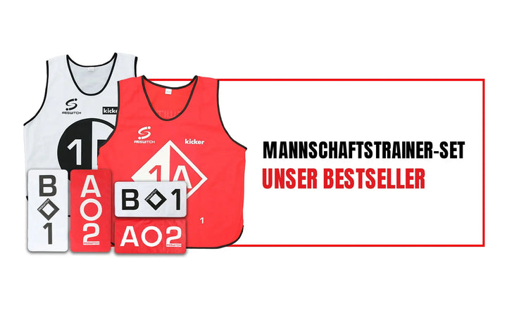Das RESWITCH Mannschaftstrainer-Set von matchconcept UG besteht aus weißen und roten Trainingswesten mit passenden nummerierten Karten - ideal für das Mannschaftstraining. Der Schriftzug "Mannschaftstrainer-Set Unser Bestseller" erscheint auf weißem Hintergrund mit rotem Rand.