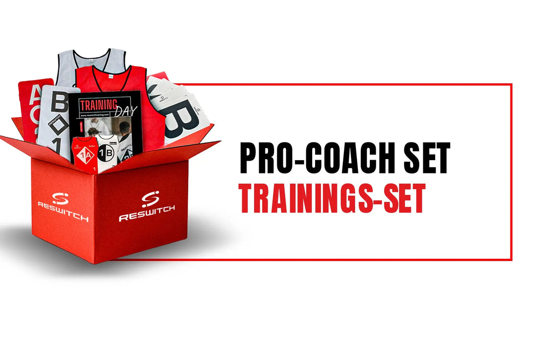 Eine rote Box mit der Aufschrift RESWITCH Pro-Coach Set von matchconcept UG enthält Fußball Trainingszubehör: Trainingsleibchen Set, Hütchen, Karten und eine Trillerpfeife. Neben der Schachtel steht der Text "PRO-COACH SET TRAININGS-SET".